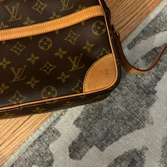 LOUIS VUITTON Authentic Louis Vuitton Monogram Canvas Trocadero 27 Bag - Picture 11 of 17
